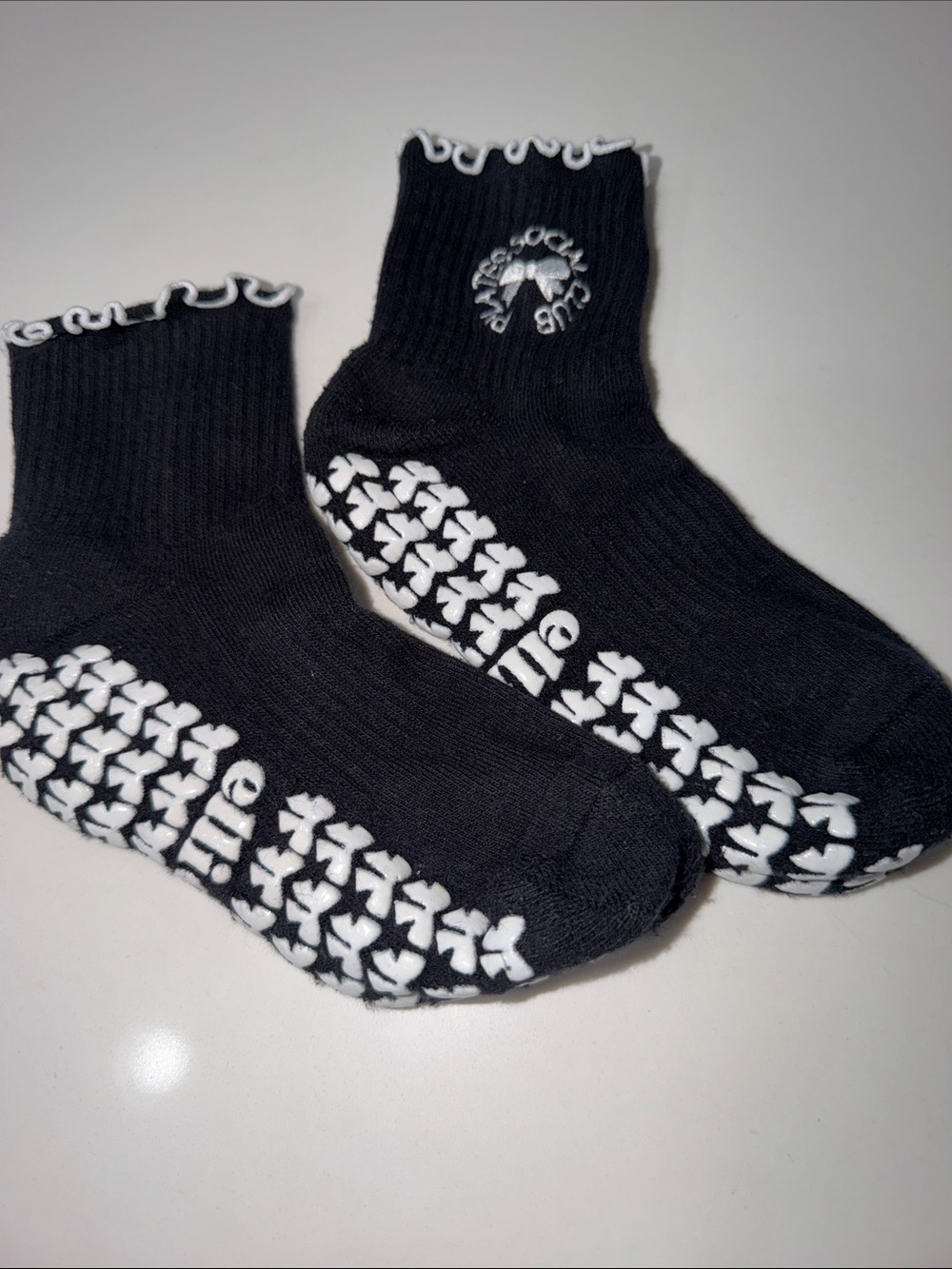 Elliosa Pilate Socks with Pilates Social Club & Bow Embroidery in Black | OS